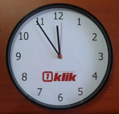 Годинник з логотипом компанії