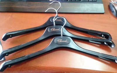 Вішалки з логотипом