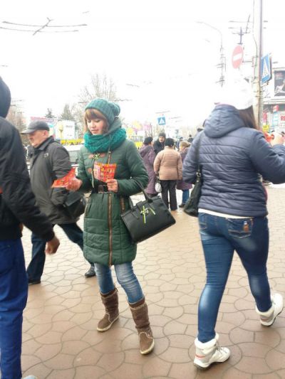 Роздача листівок на вулицях міста