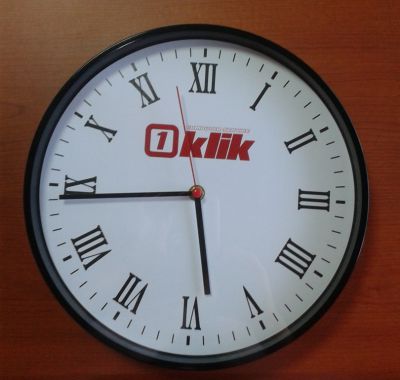 Годинник з логотипом компанії