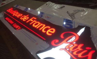 Вивіска світлова для магазину з одягом