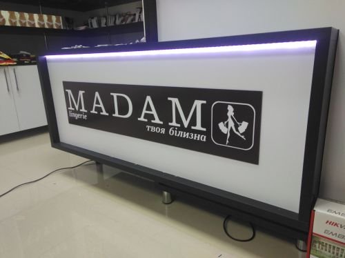 Інтер’єрна вивіска для магазину білизни “Madam”. 