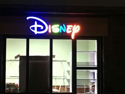 Виготовлення світлової вивіски "Disney"